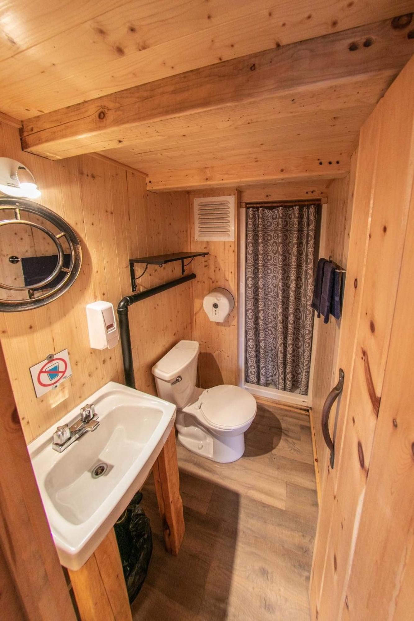 Auberge Festive Sea Shack Sainte Anne-des-Chênes Extérieur photo
