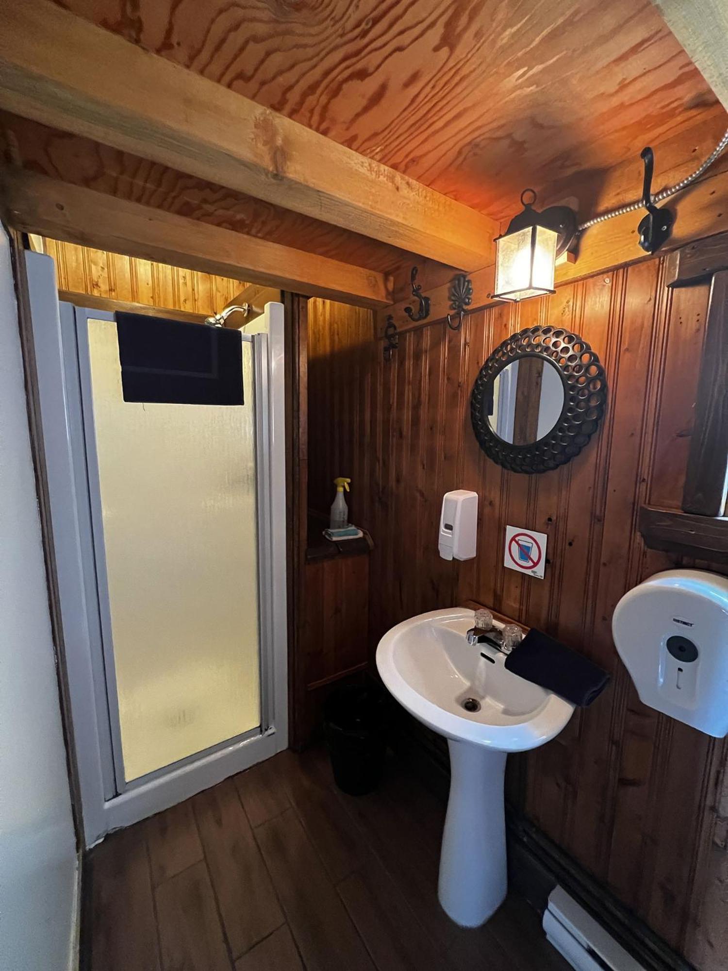 Auberge Festive Sea Shack Sainte Anne-des-Chênes Extérieur photo